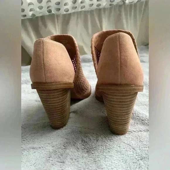 NWOB Vince Camuto Fritzey Perforated Leather Sandal - Picture 9 of 9